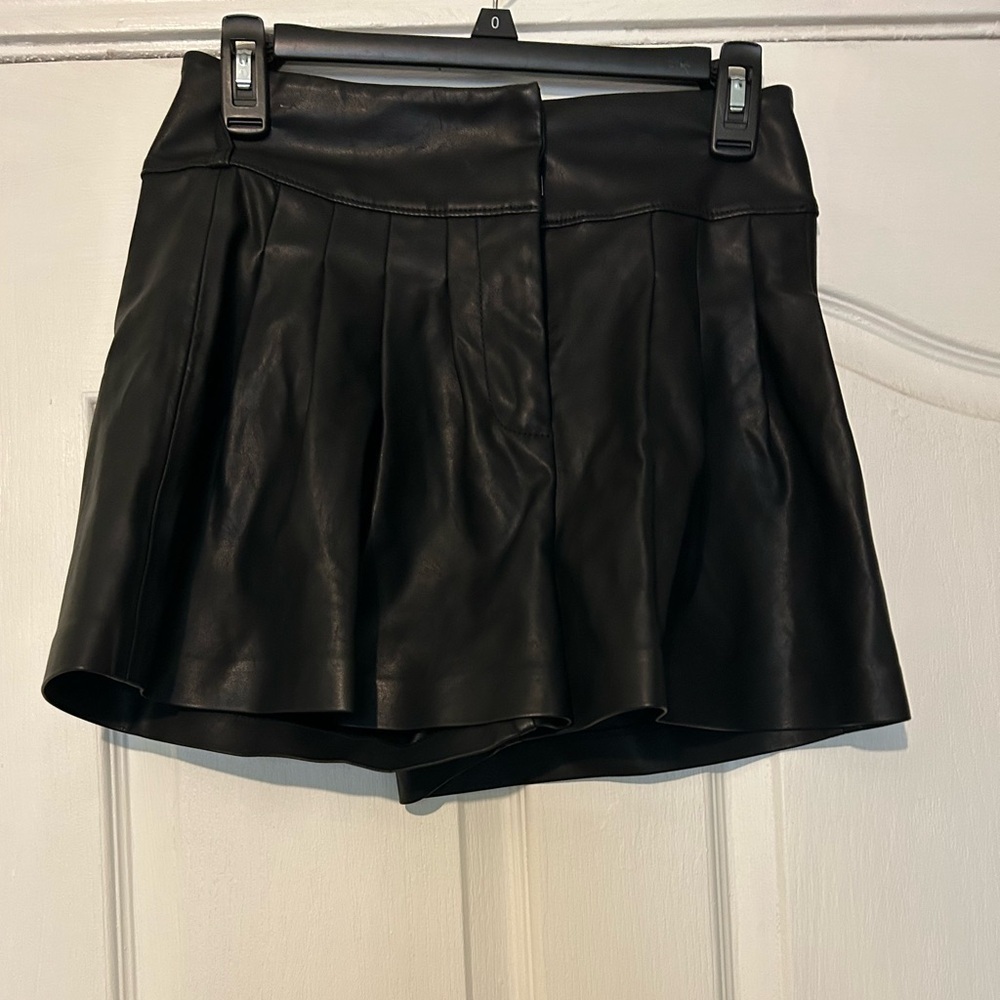 Blank NYC faux leather high waist pleated shorts sz 26